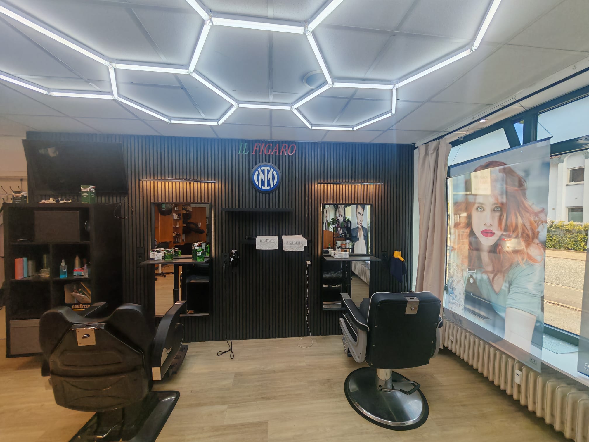 Il Figaro Salon Innenraum mit Leuchtschrift